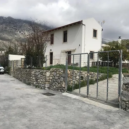 Holiday home Papa-antonis Stone House *